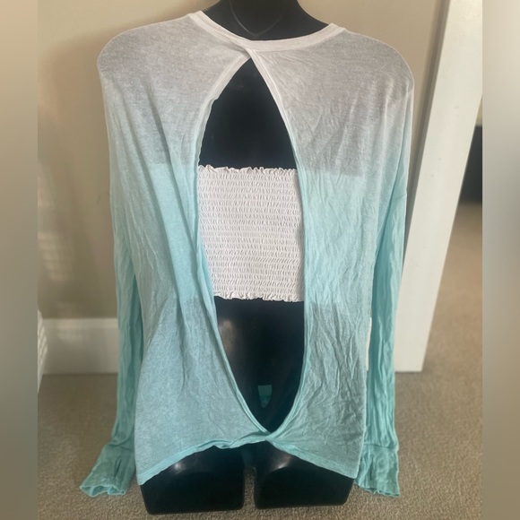 💕 Host Pick 💕- split back ombre yoga top - Picture 3 of 8